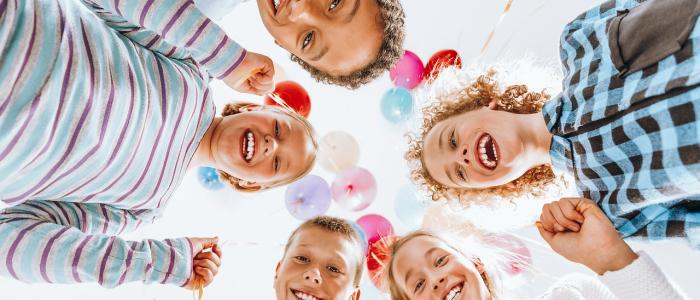 Groep kinderen met ballonnen